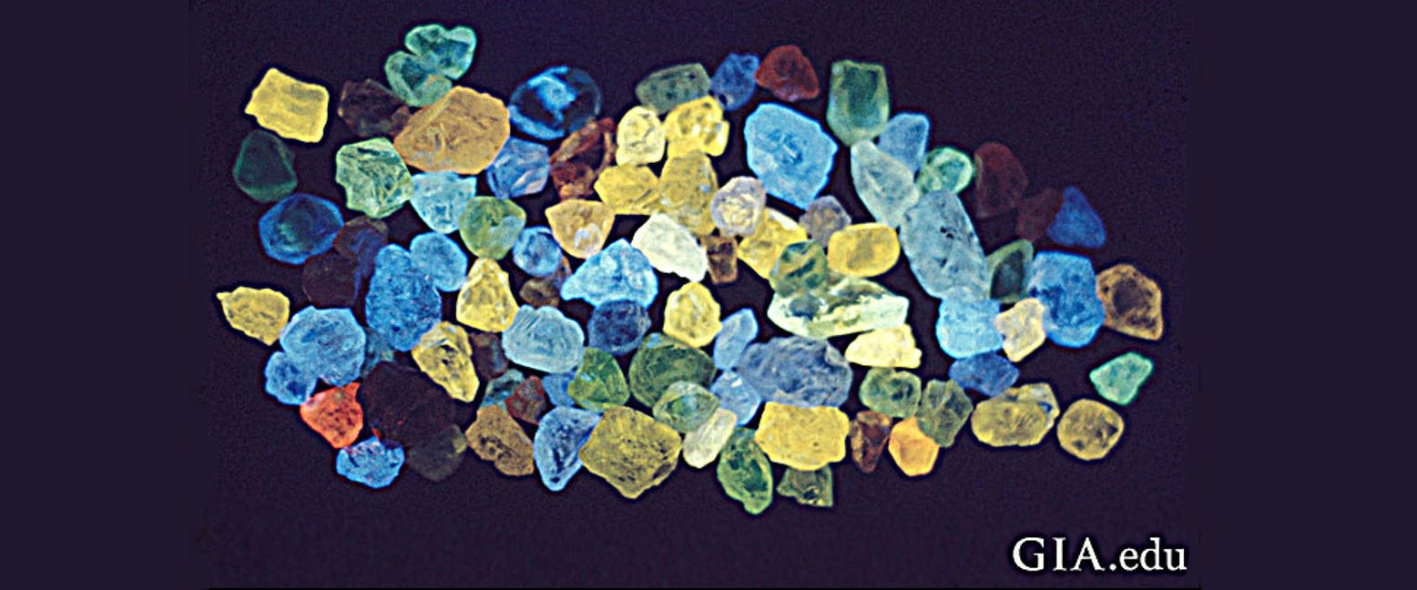 上圖為GIA實驗室的樣石，各式各樣不同螢光程度．不同螢光顏色的未切磨裸石